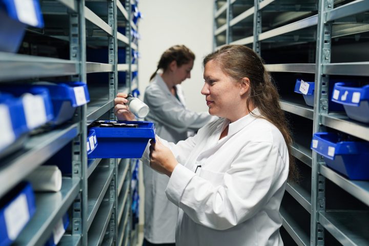 Collaboratrice CCPA manipulant des échantillons de spécialités nutritionnelles